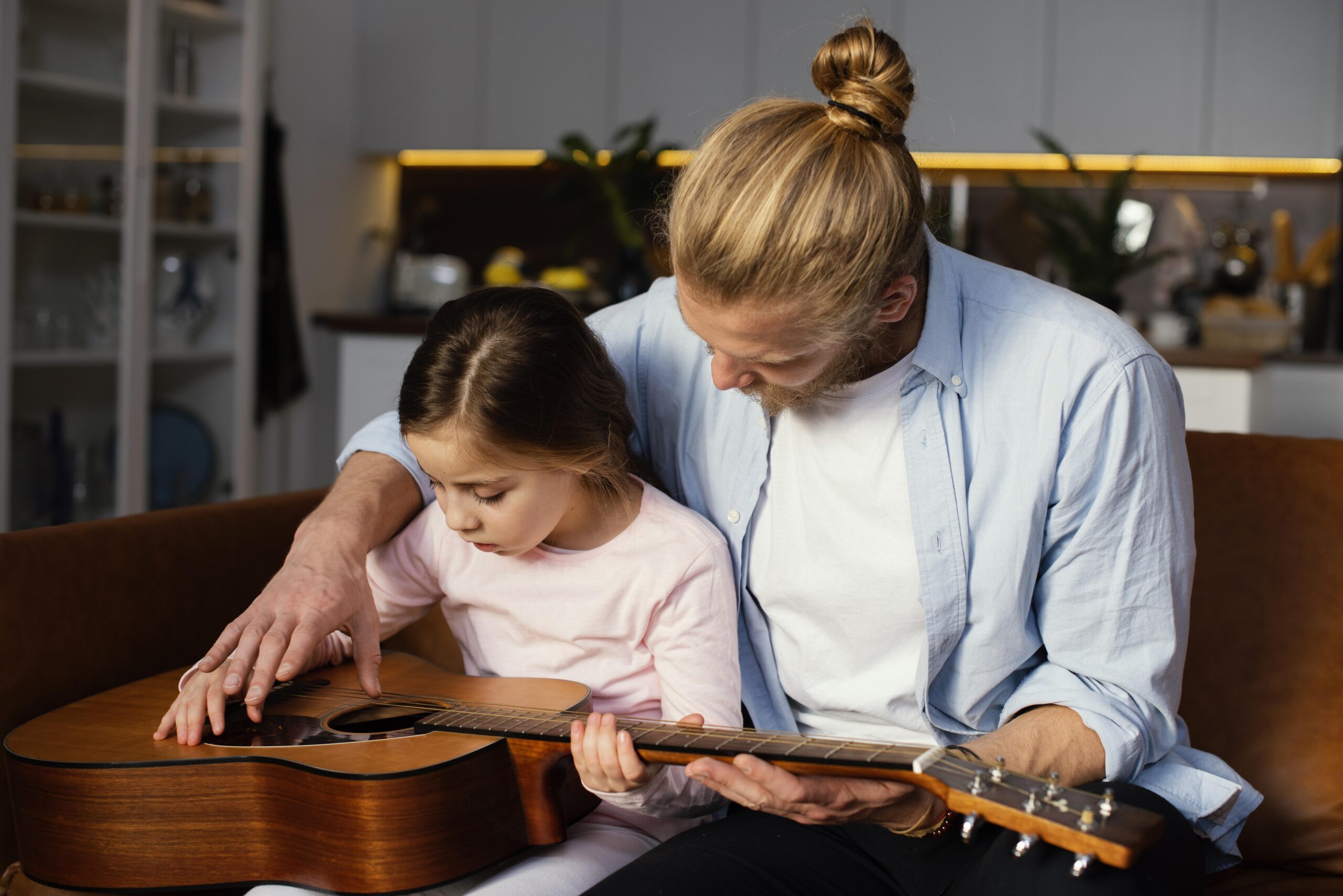 front-view-little-girl-father-playing-guitar-together zene terápia